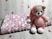 Zestaw miś w piżamce na szydełku i ręcznie pleciony kocyk. Idealny prezent!