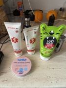 Zestaw różnych rzeczy używanych i krem nowy.