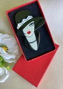 Broszka - Dama w kapeluszu- akryl