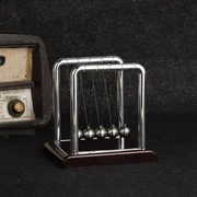 Kołysanka newtona kulki na żyłkach sznurkach 