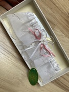 Podwiązka z różową kokardką