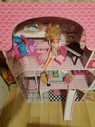 Domek dla lalek Uszkodzony z kilkoma lalkami barbie i ubrankami 