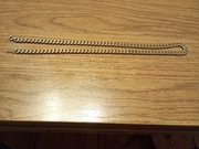 Gruby pozłacany łańcuch z epoki.