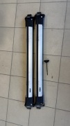 Bagaznik belki Thule Wingbar Edge Toyota RAV4 pomiedzy relingi