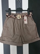 Spodenki damskie, szorty eko skóra, beżowe/fango, pasek panterka z literą B