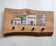 Wieszak z plastra drewna, zdobiony