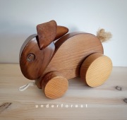 Drewniany królik na kółkach zająć do ciągnięcia zabawka retro dekoracja