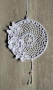 Zawieszka ozdoba na okno szydełkowa 16cm (Z144)