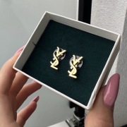 Kolczyki wkrętki literki stal nierdzewna złoty kolor