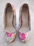 Włoskie szpilki na koturnie w kwiaty