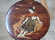 Szkatułka indyjska z palisandru z intarsją. Kobieta z kozami.