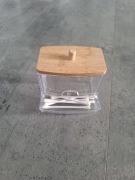 Organizer pudełko na patyczki higieniczne. Plastikowe, wieczko drewno.