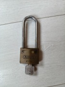 Kłódka mosiężna z wysokim pałąkiem Abus, 85/50