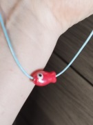 Naszyjnik . Ryba ceramiczna na morskim rzemyku