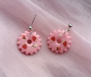 Różowe kolczyki rozetki truskawki prezent walentynki rękodzieło glinka