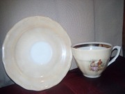 Wałbrzych Tłoczono-Malowany Beż-Złoto-Romantyczna Para. Filiżanka i spodek.