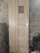 Drzwi łazienkowe 70 prawe z tulejami na dole razem z klamką