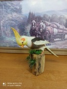 Ręcznie rzeźbiona figurka – Nimfa (papuga) z drewna