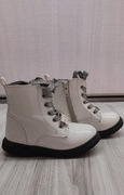 Buty jesień białe lakierowane 26