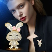 Broszka Króliczek Cyrkonie Pozłacana Modna Elegancka Przypinka Prezent GIFT