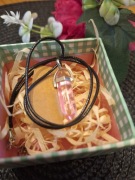 Naszyjnik czarny rzemyk zawieszka różowy kwarc ,jasny kryształ górski 