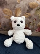 Biały miś pluszowy na szydełku