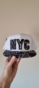 NOWA! Czapka "NYC" biała z czarnym prostym daszkiem 