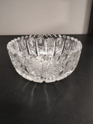 Ładnie szlifowana kryształowa miseczka z ząbkami 