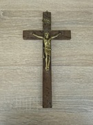 Stary krzyż z pasyjką – drewno i metal – krucyfiks ścienny