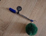Długopis Pelikan + brelok zielony puszysty pompon 2 w 1