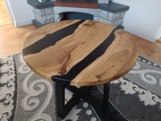 Dębowy stolik kawowy z żywicą epoksydową