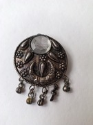 Stara ciekawa broszka w kolorze srebrnym