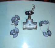 Żeliwny przelotowy zawór grzybkowy 40 + kolanka 0,5 cała. 