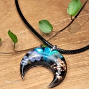 Lunula Oceanu Pamięci, orgonit wisiorek z muszlą abalone i niezapominajkami