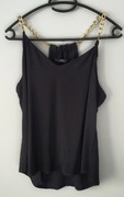 Czarny top marki George ze złotymi ramiączkami w formie łańcuchów.