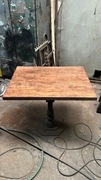 Stolik z drewnianym blatem