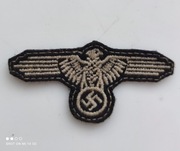 Gapa wyszywana była na teczce z dokumentami 