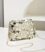 Złota cekinowa kopertówka na sylwestra