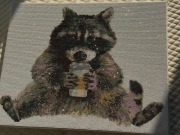 Haft diamentowy – obraz już ułożony. Szop z filiżanką kawy