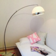 Lampa podłogowa typu łuk chromowana podstawa z marmuru, szwedzka