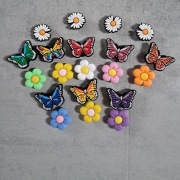 Przypinka ozdoba do butów typu crocs motyl kwiatek stokrotka