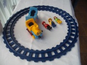 Playmobil 123 żółty pociąg z przyczepką i torami  brak orginalnego kartonu.