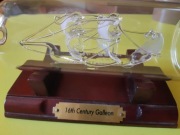 Szklany statek w butelce z podstawką Mayflower Glass