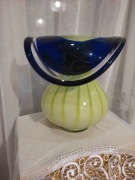 Unikatowy, szklany wazon w seledynowym kolorze z  kobaltowym kołnierzem