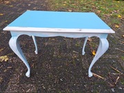 mały ładny vintage stolik ludwik, shabby chic, biały, turkusowy