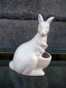 Figurka kangura ceramiczna, osłonka na kwiaty