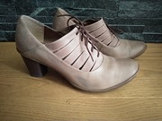 Skórzane buty na obcasie marki Monax