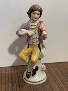 Ładna figurka chłopiec grający na skrzypcach 