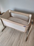 Łóżeczko dostawne Chicco Next2Me Magic z funkcją kołyski.
