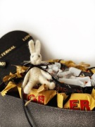 Zestaw prezentowy pudełko czekoladek i ręcznie robiony królik z wełny